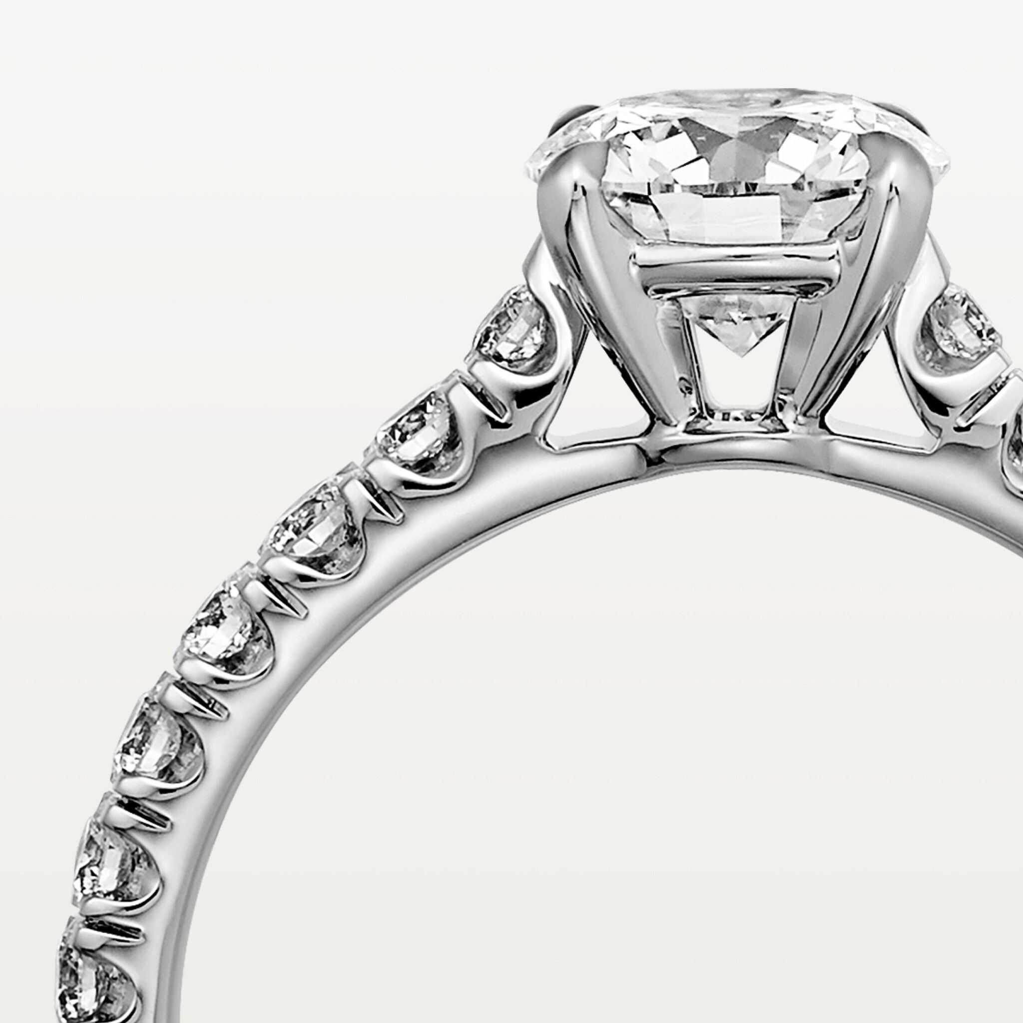 Solitaire 1895, diamant taille brillant, pav&eacute; 