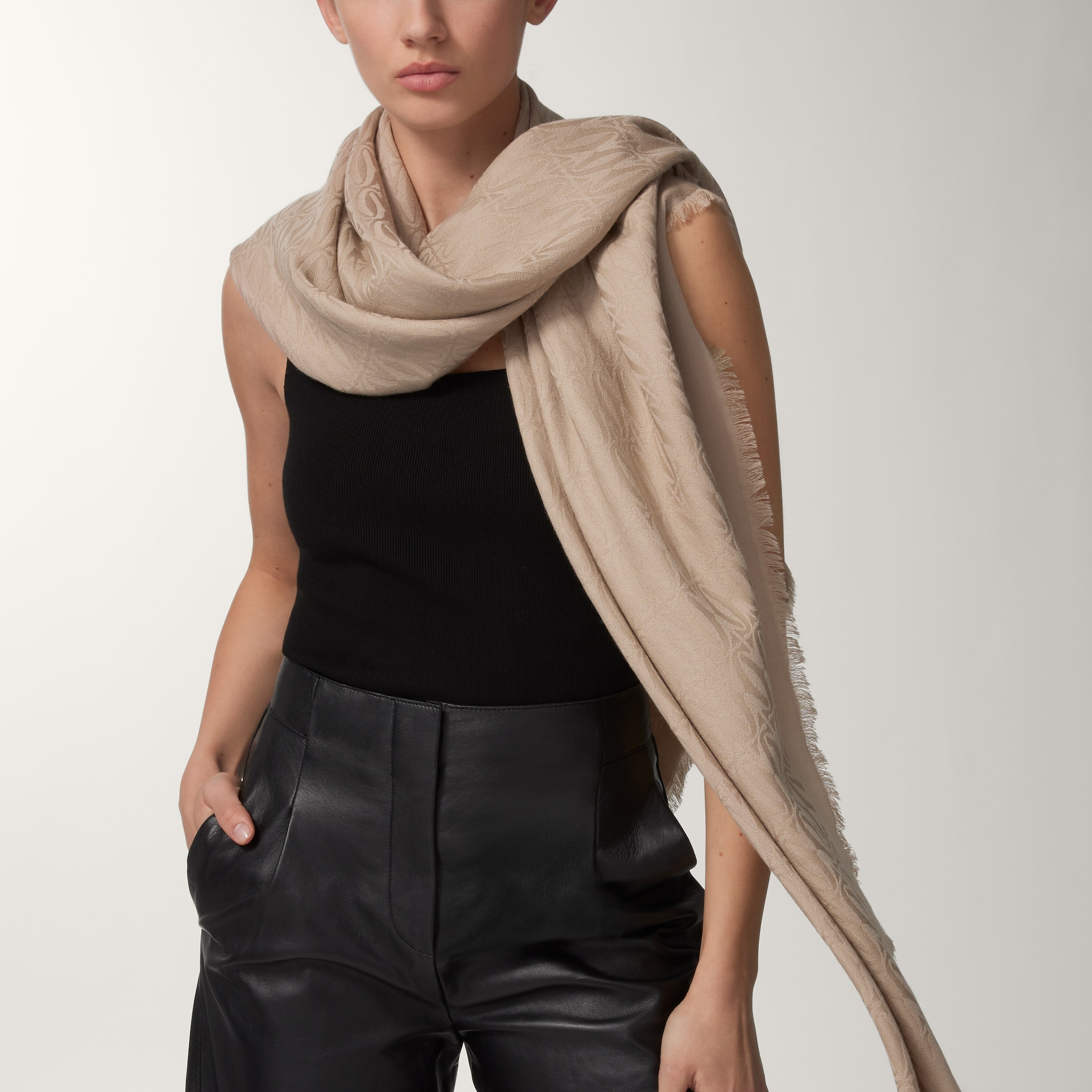C de Cartier shawl, image 2