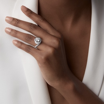 Trinity Ruban solitaire, brilliant-cut diamond, paved  Trinity Ruban solitaire, brilliant-cut diamond, paved