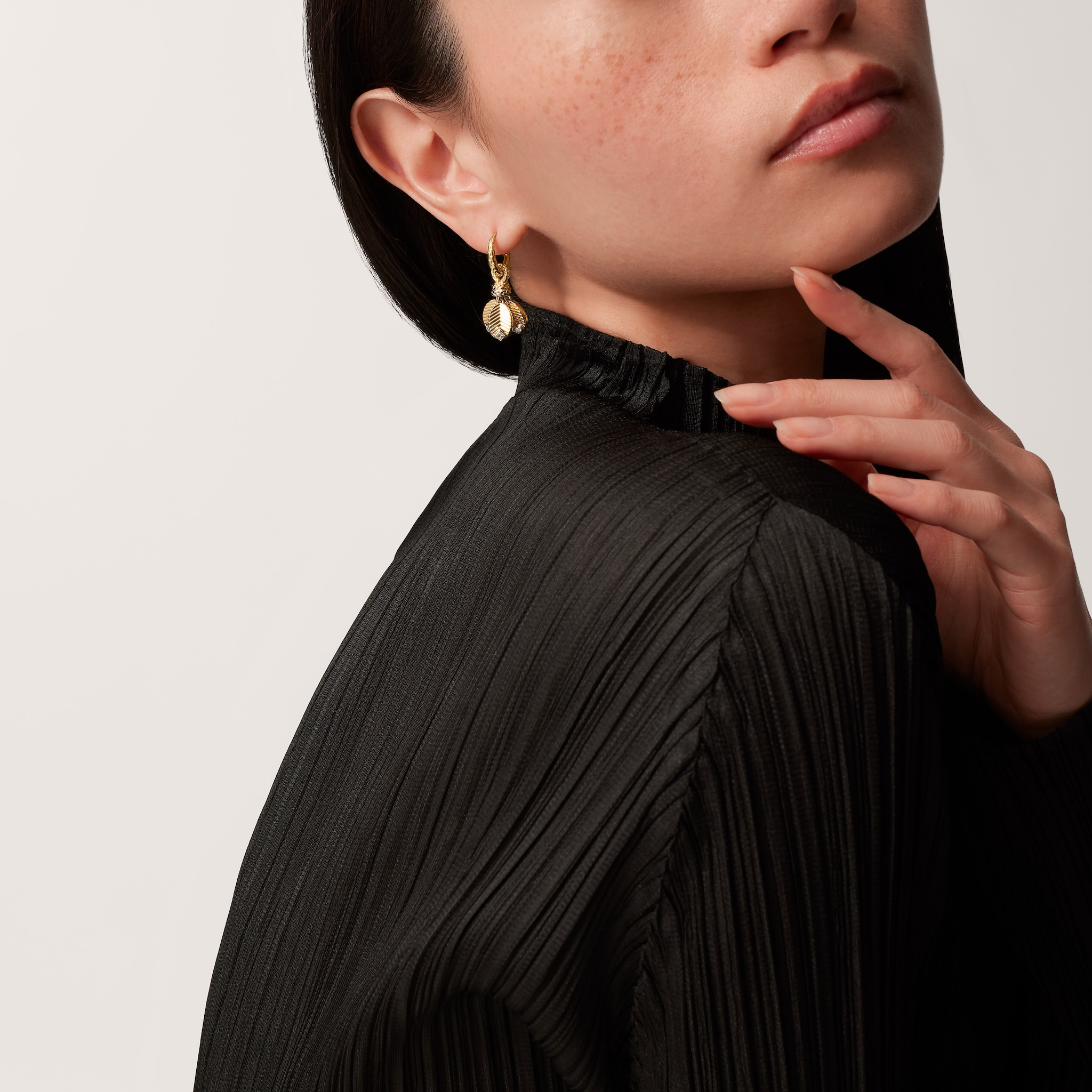 Grain de Caf&eacute; earrings, diamonds