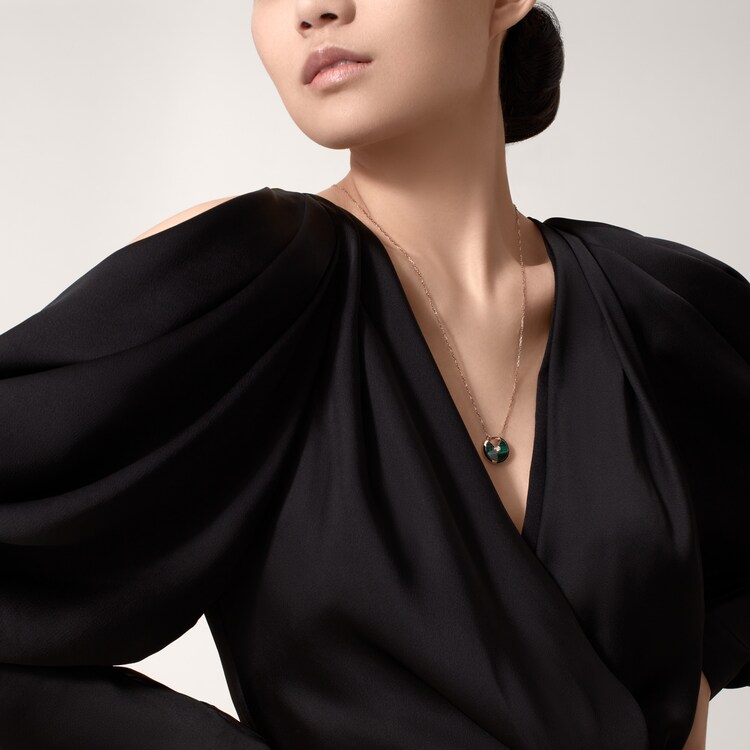 Cartier amulette necklace price deals