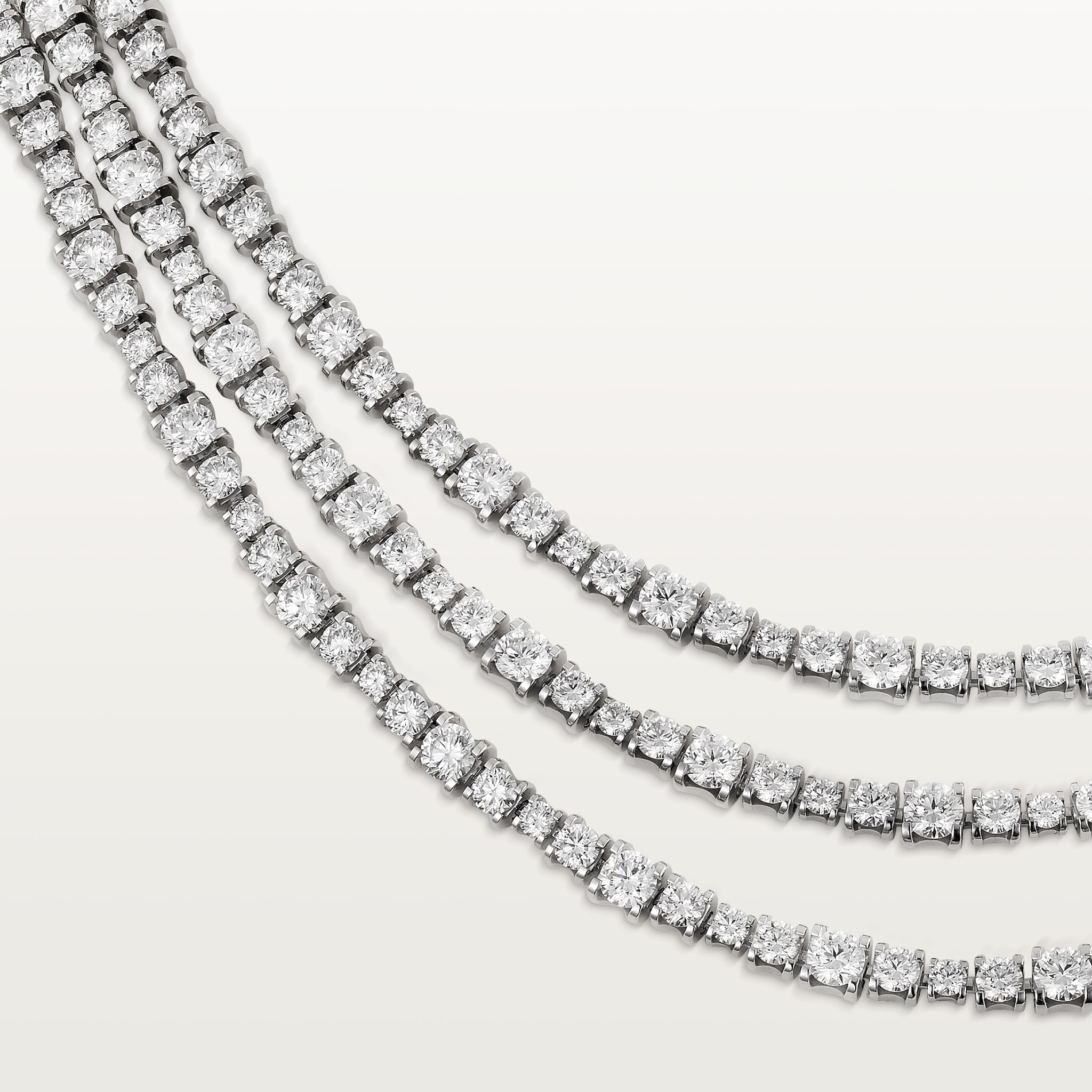 قلادة "لين إسّانسييل"، ماس بقطع بريانت الحديث البرّاق 