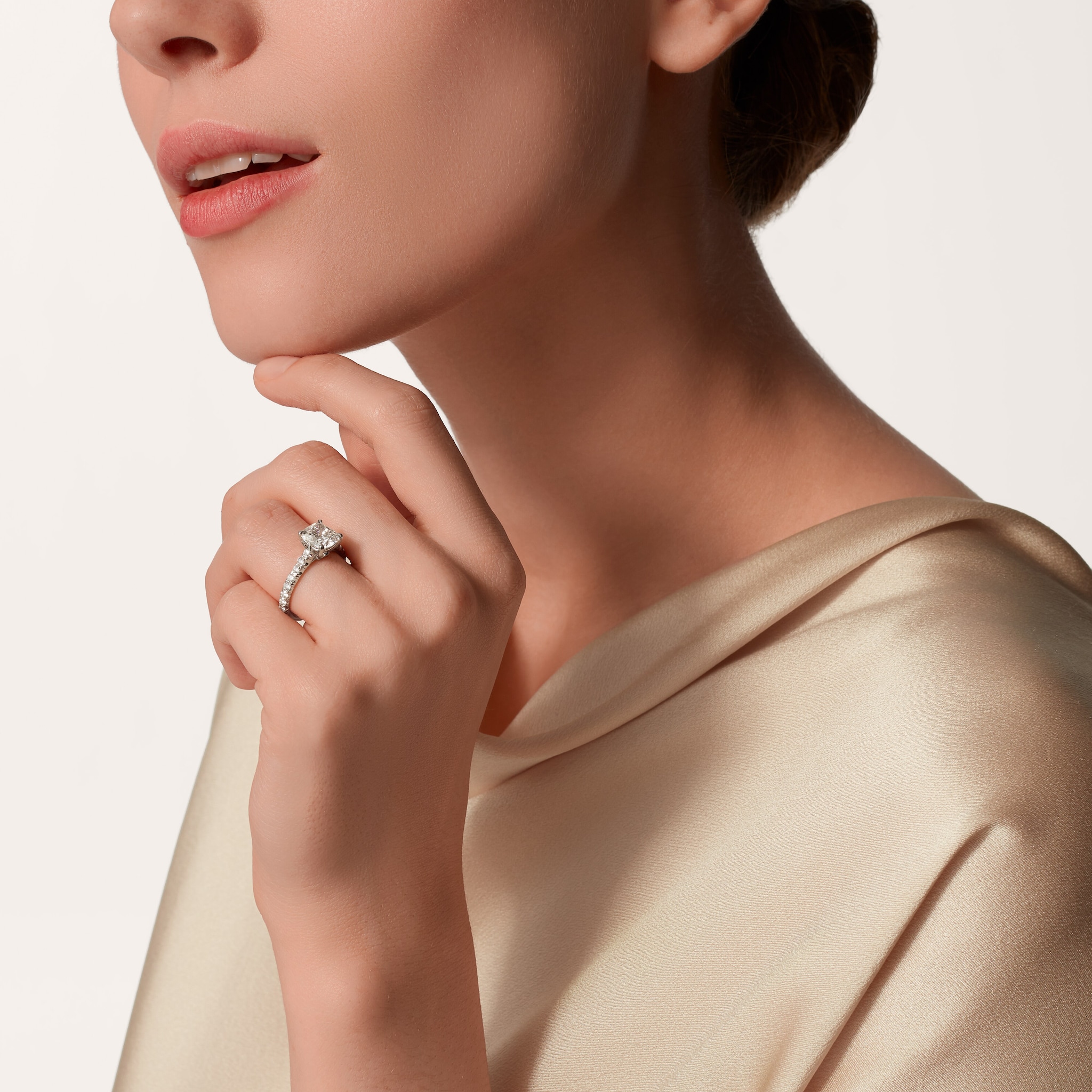 Solitaire 1895, diamant taille coussin, pav&eacute; 