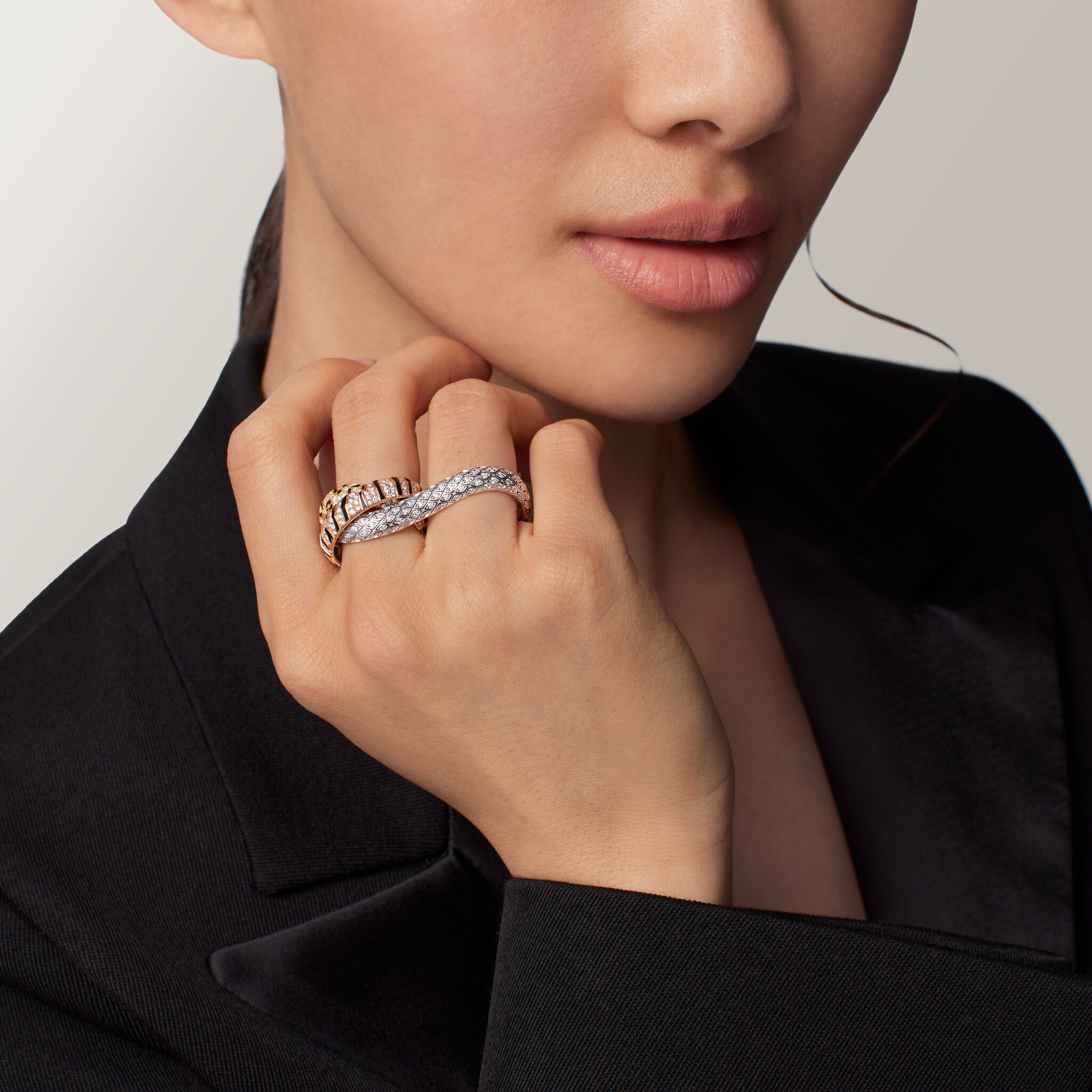 Trinity two-finger ring, lacquer, paved