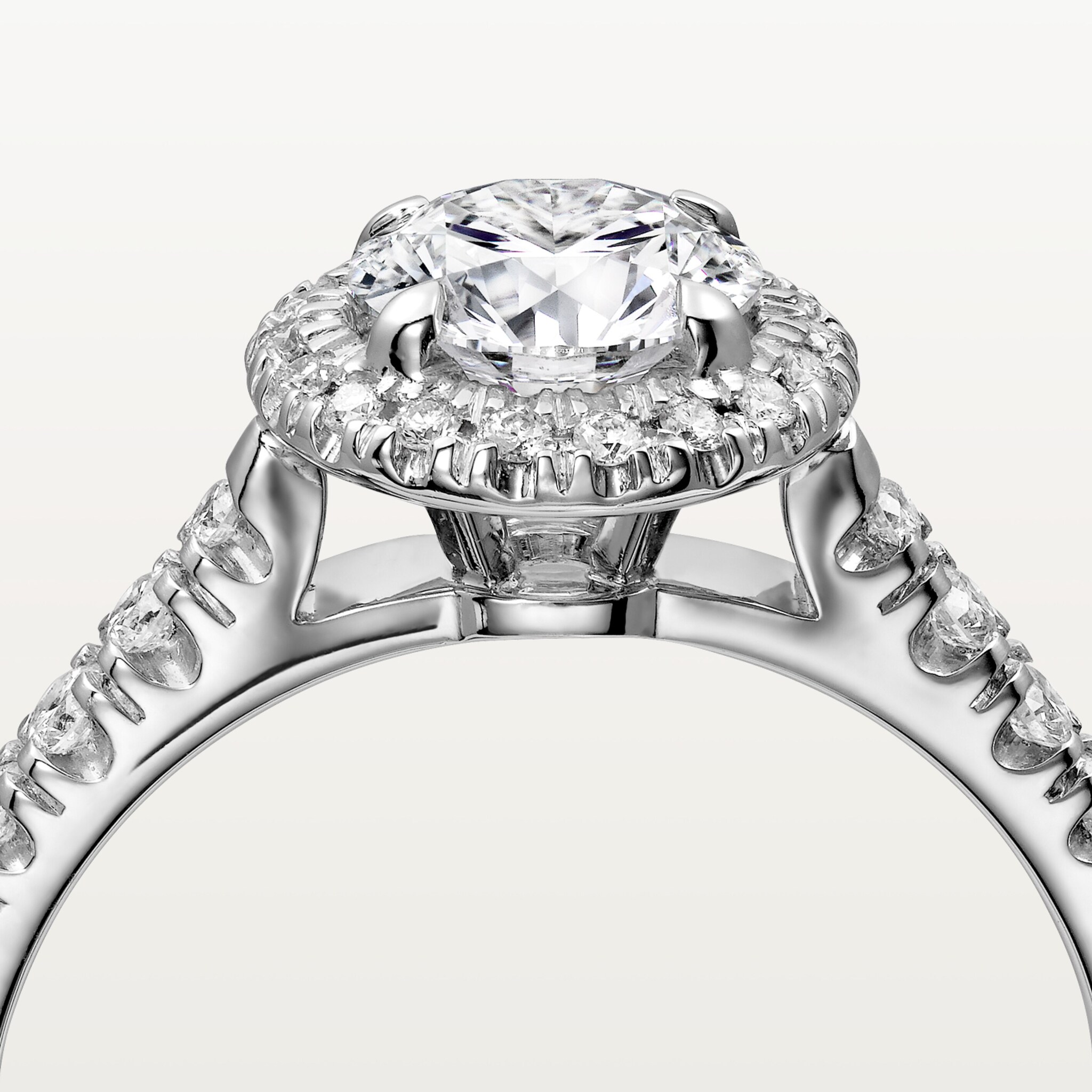 خاتم سوليتير "كارتييه دِستينيه"، ماسة بقطع بريانت الحديث البرّاق، مرصوف 