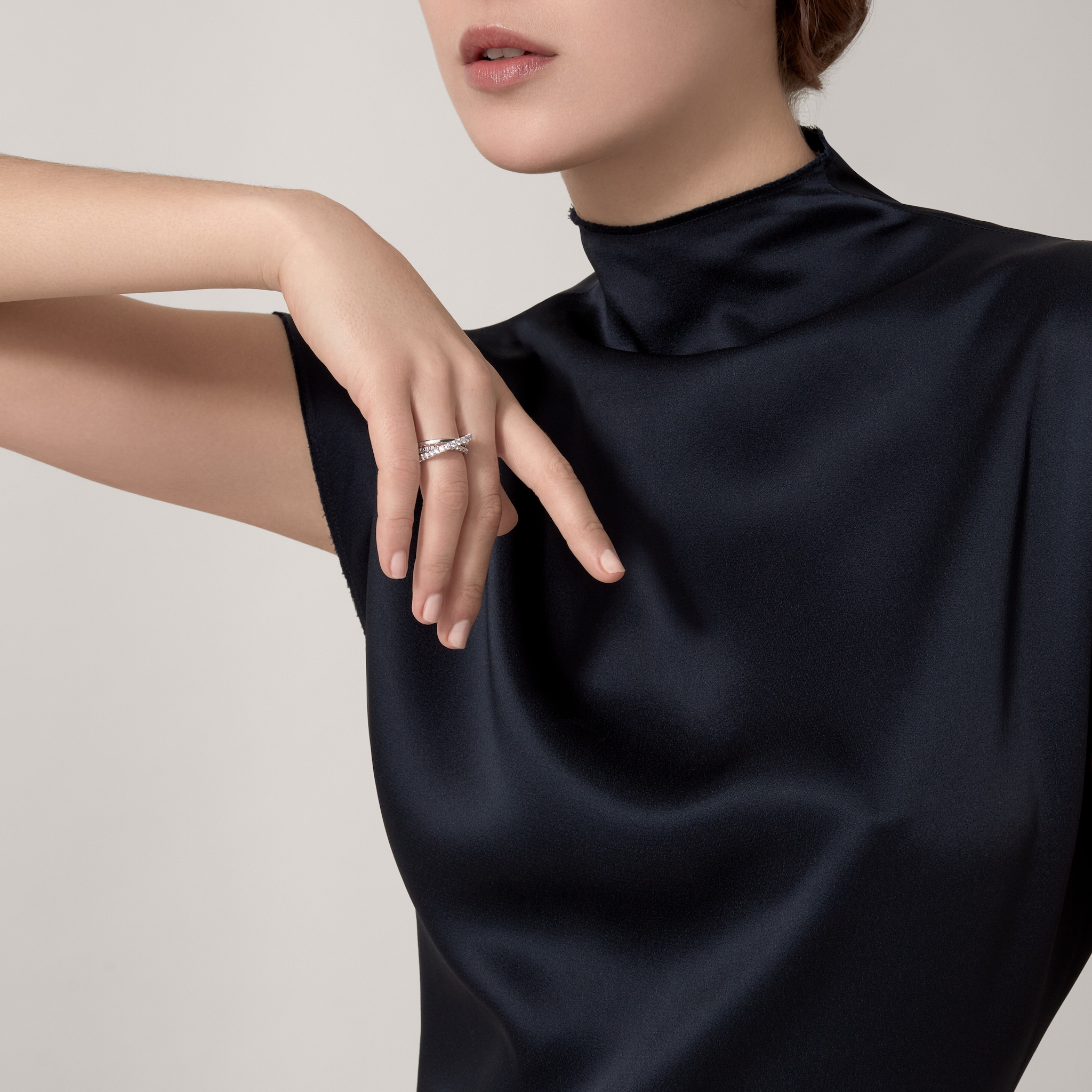 Etincelle de Cartier y&uuml;z&uuml;k, yarı pave