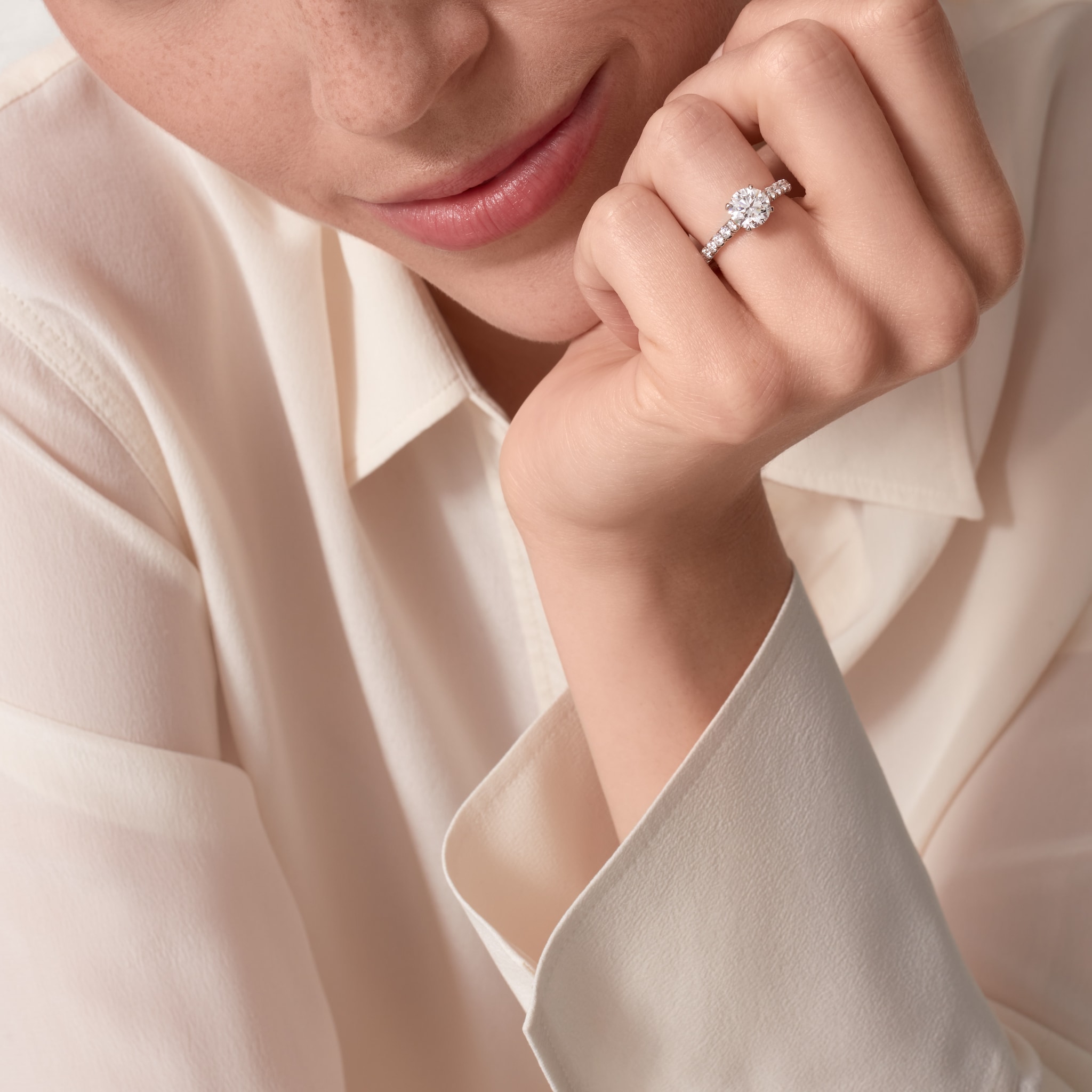 1895 solitaire, brilliant-cut diamond, paved 