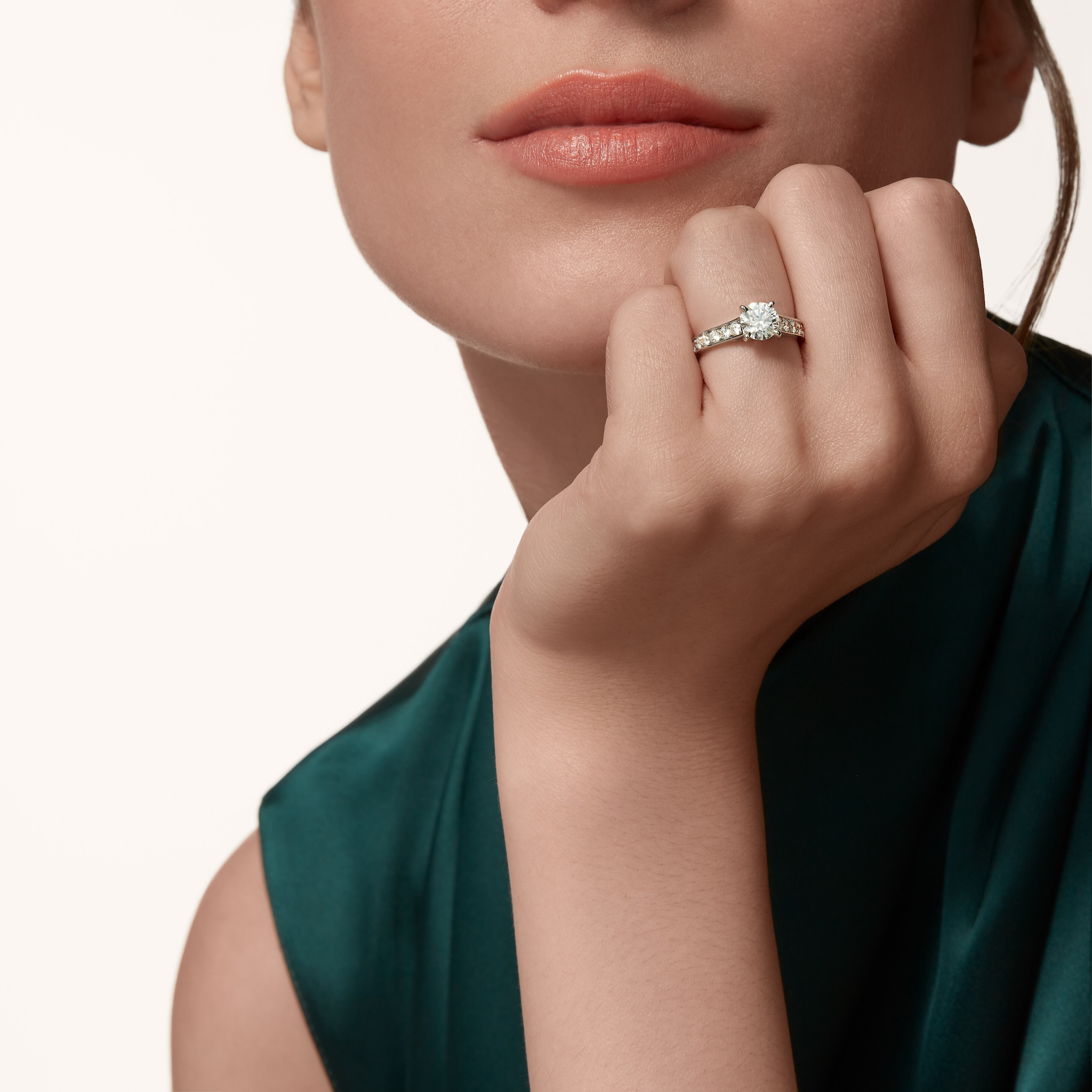 1895 solitaire, brilliant-cut diamond, paved 