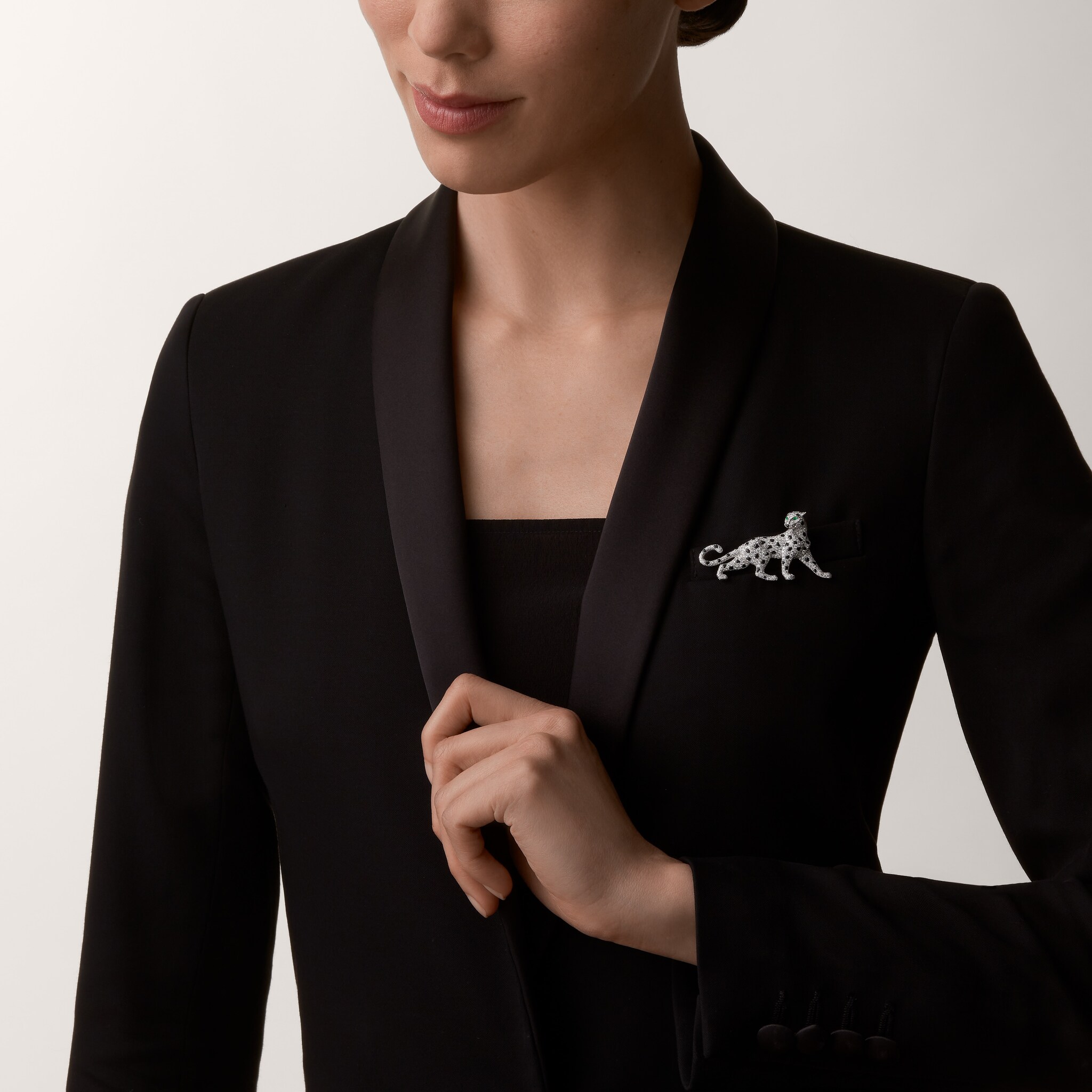 Broche Panth&egrave;re de Cartier, &eacute;meraude, pav&eacute;e