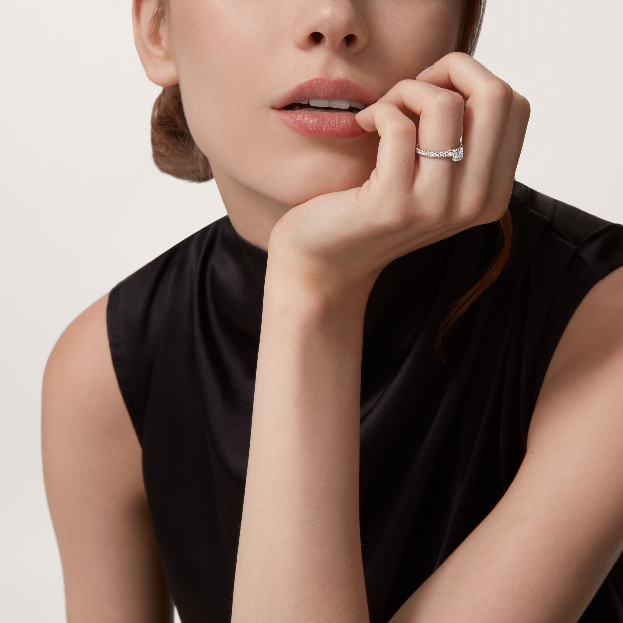 1895 solitaire, brilliant-cut diamond, paved 