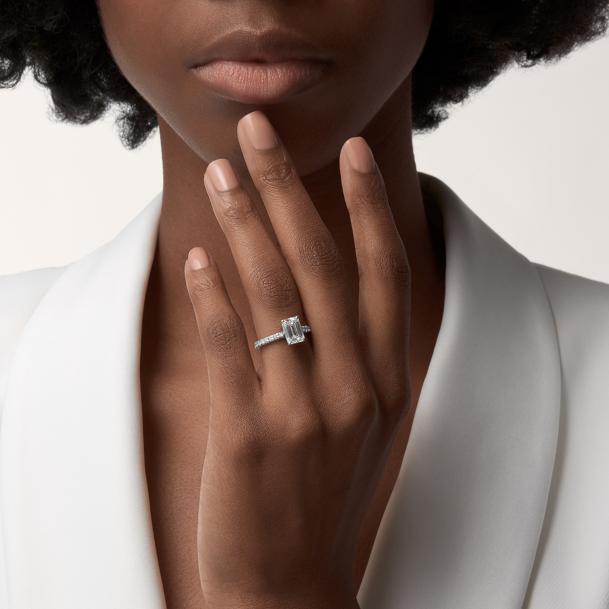 Solitaire 1895, diamant taille emeraude, pav&eacute; 