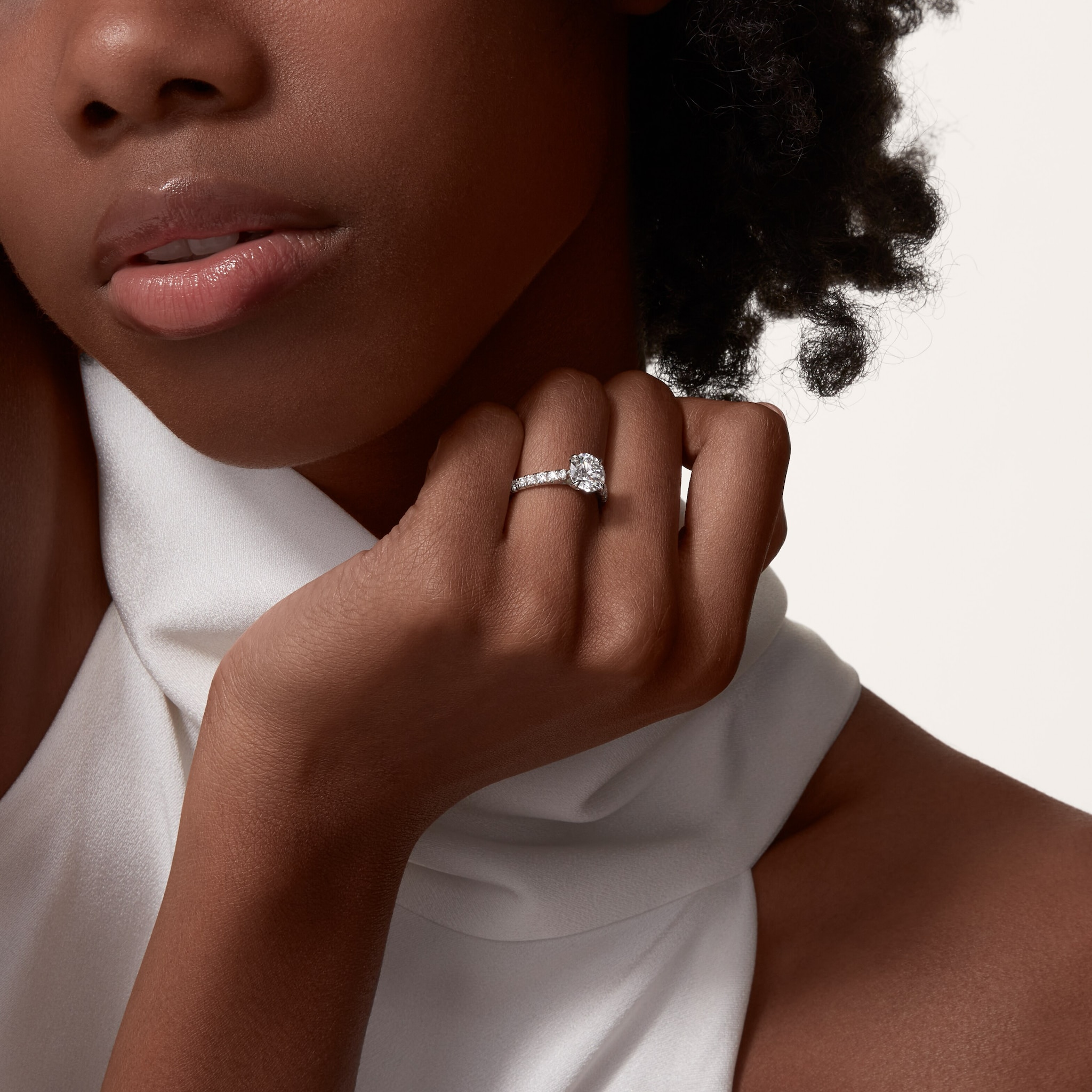 1895 solitaire, brilliant-cut diamond, paved 