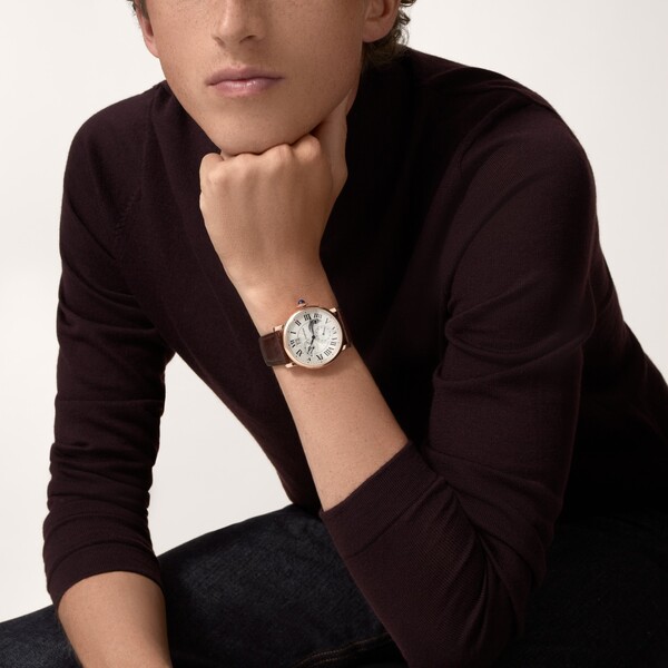 Часы Rotonde de Cartier, большое окошко даты, ретроградный индикатор времени второго часового пояса, указатель «день/ночь«