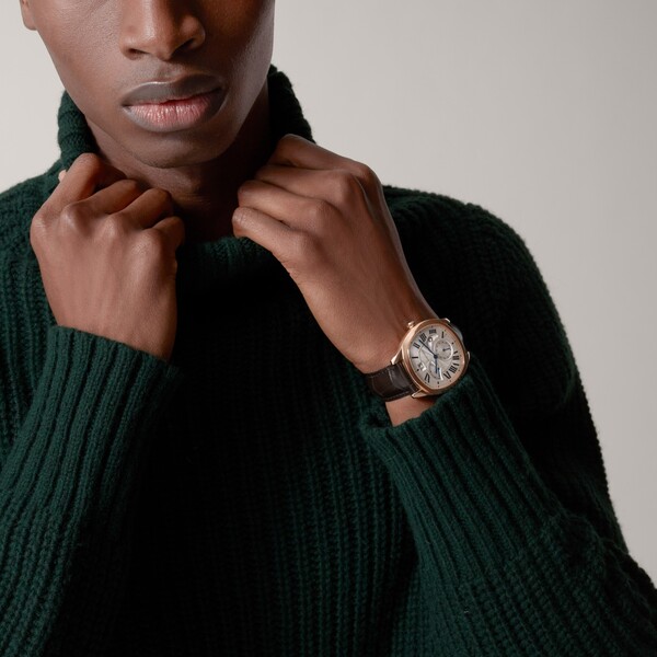 Часы Drive de Cartier, большое окошко даты, ретроградный указатель времени второго часового пояса, индикатор день/ночь