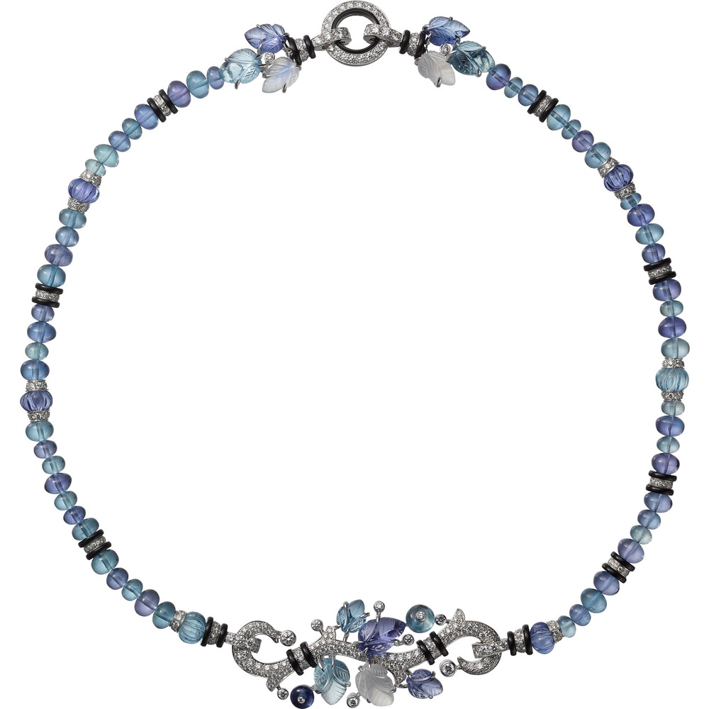 Колье с резными камнями