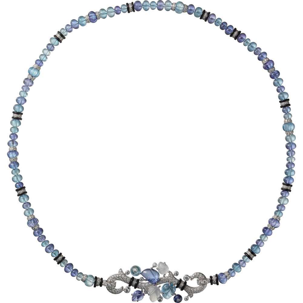 Колье с резными камнями