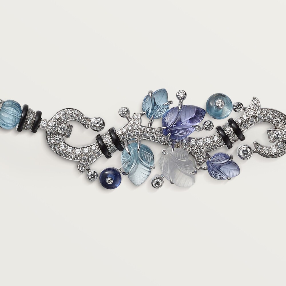 Колье с резными камнями