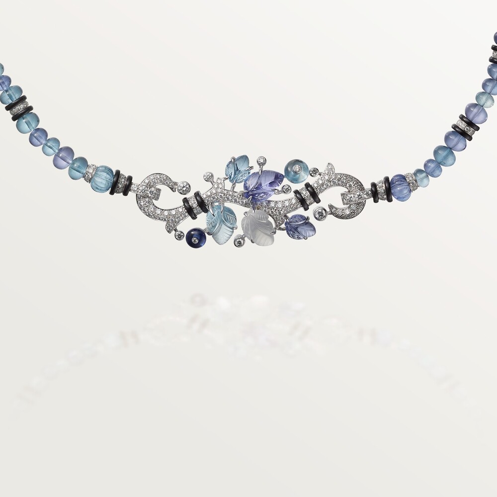 Колье с резными камнями