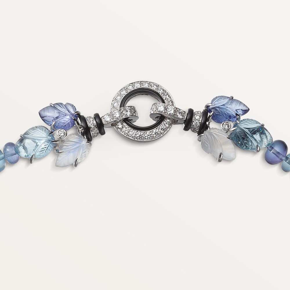 Колье с резными камнями