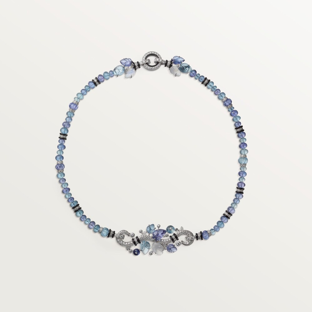 Колье с резными камнями