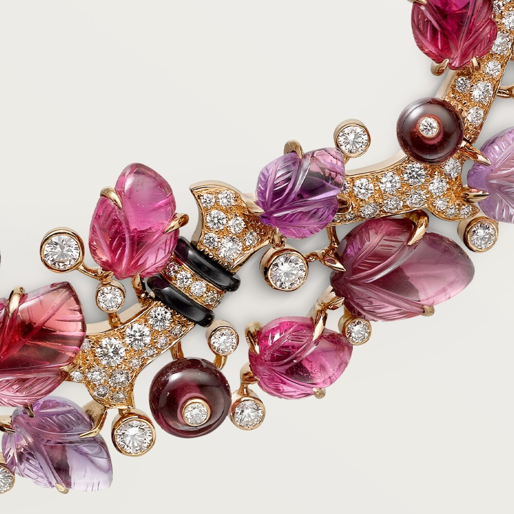 Колье с резными камнями