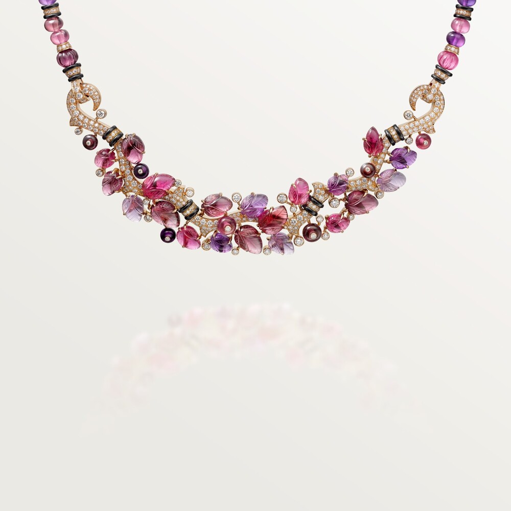 Колье с резными камнями