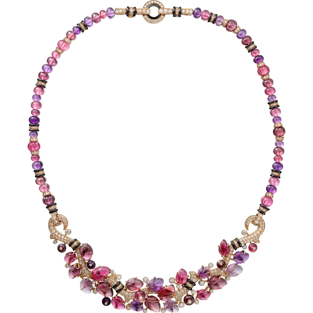 Колье с резными камнями