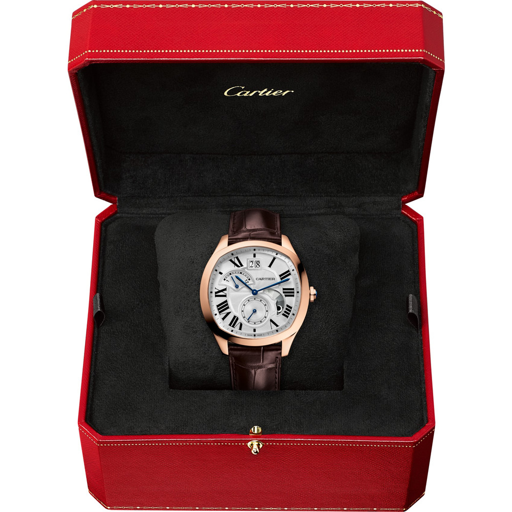 Часы Drive de Cartier, большое окошко даты, ретроградный указатель времени второго часового пояса, индикатор день/ночь