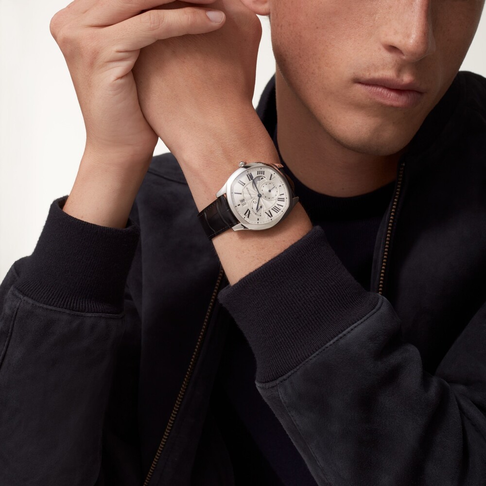 Часы Drive de Cartier, большое окошко даты, ретроградный указатель времени второго часового пояса, индикатор день/ночь